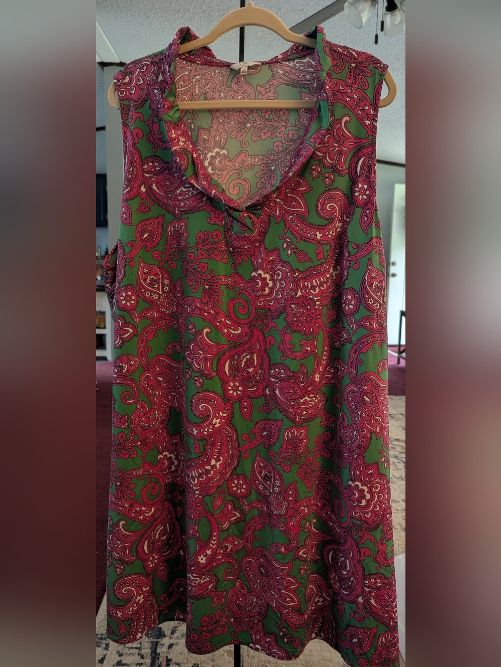 Crown & Ivy Sleeveless Paisley V-Neck Women's Dress in Green & Pink